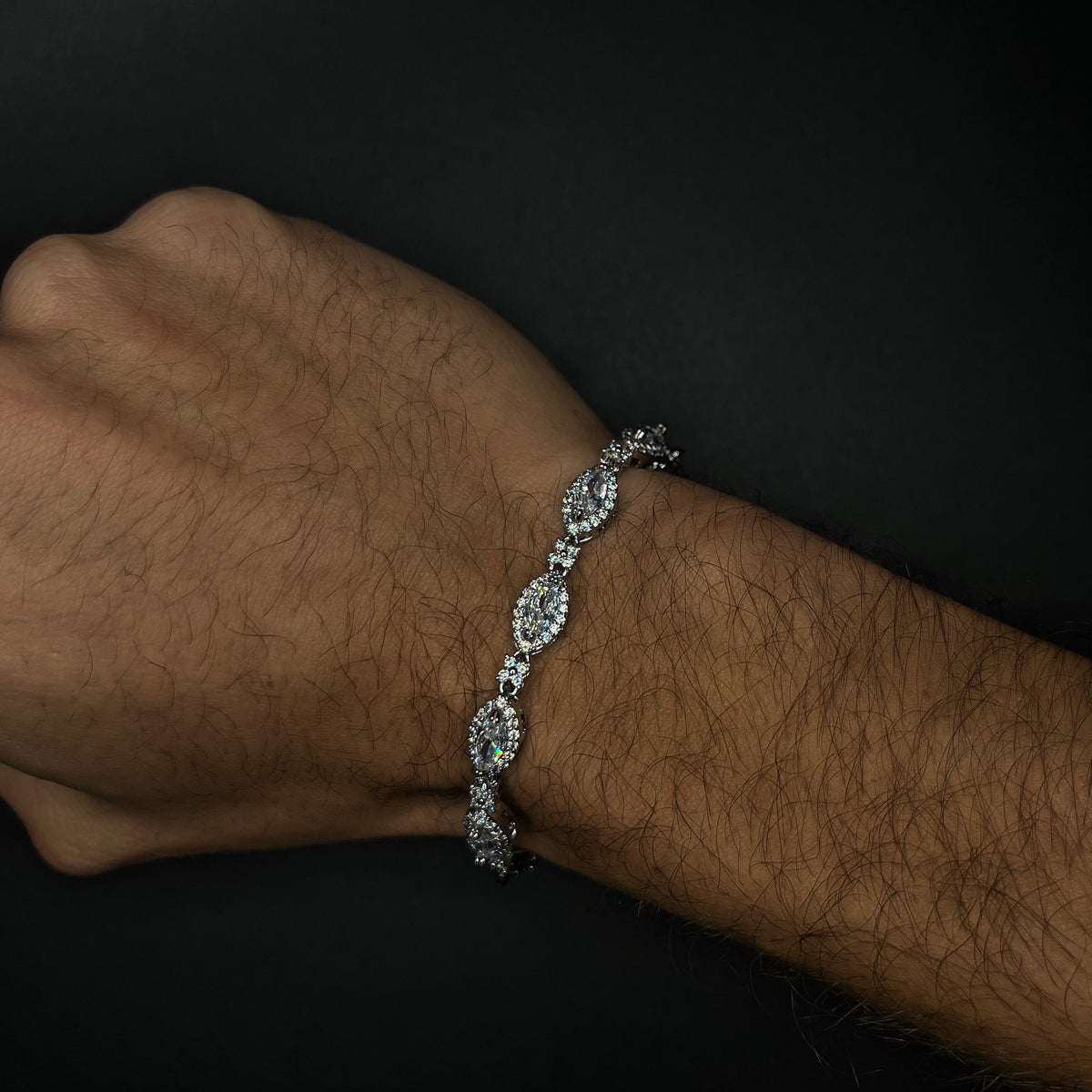 Pulsera con gotas de ojos y múltiples flores